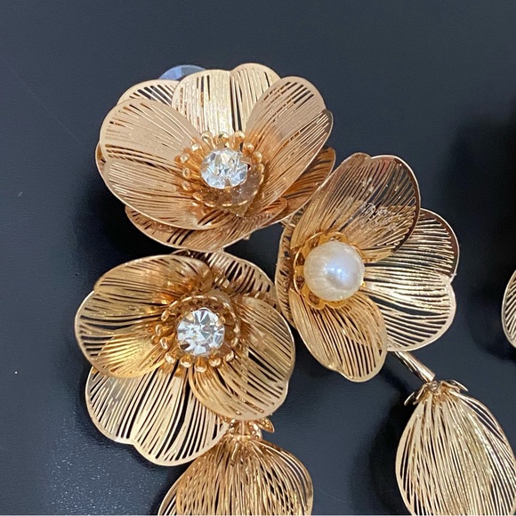 Unique Gold-tone Lightweight Cascading 3D Flower Statement Dangle Earrings 22g - Picture 10 of 14